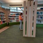 In de bieb ('ik zoek mijn eigen boeken wel uit') bieb