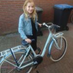 Een nieuwe, blauwe fiets (dochterlief is er blij mee)